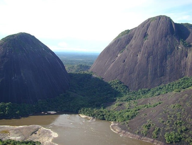 Imagen de los cerros de Mavecure