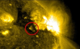 OVNI-triangular-gigante-debajo-de-la-superficie-del-Sol.jpg