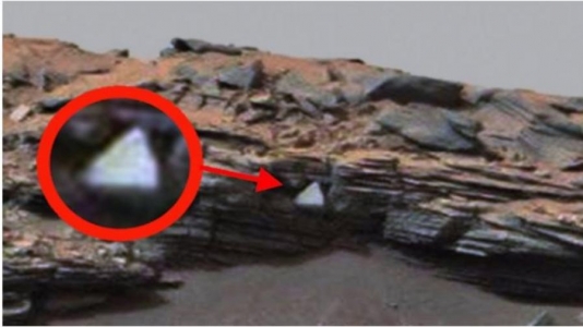 Objeto-triangular-blanco-descubierto-por-un-ufologo-en-Marte.jpg