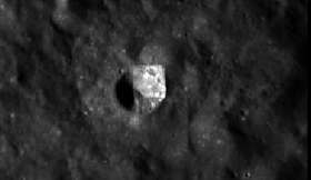 Monolito-descubierto-superficie-lunar2.jpg