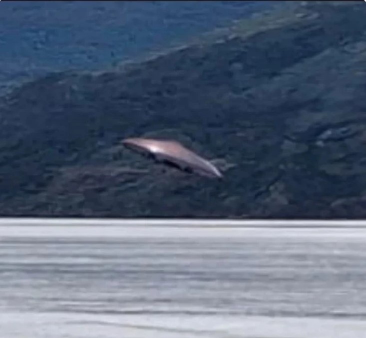 Imagen del OVNI inclinado sobre el agua en Tierra del Fuego