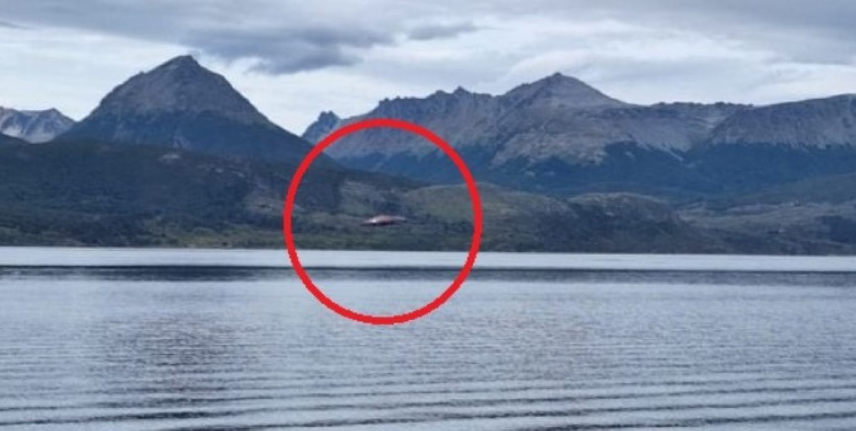 Fotografía de OVNI captado en Tierra del Fuego sobre el agua