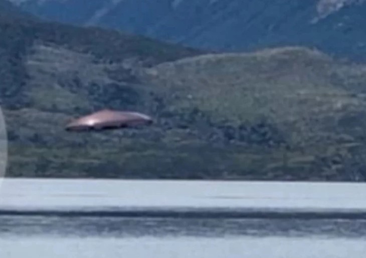 Fotografía del OVNI con reflejo del sol en Tierra del Fuego