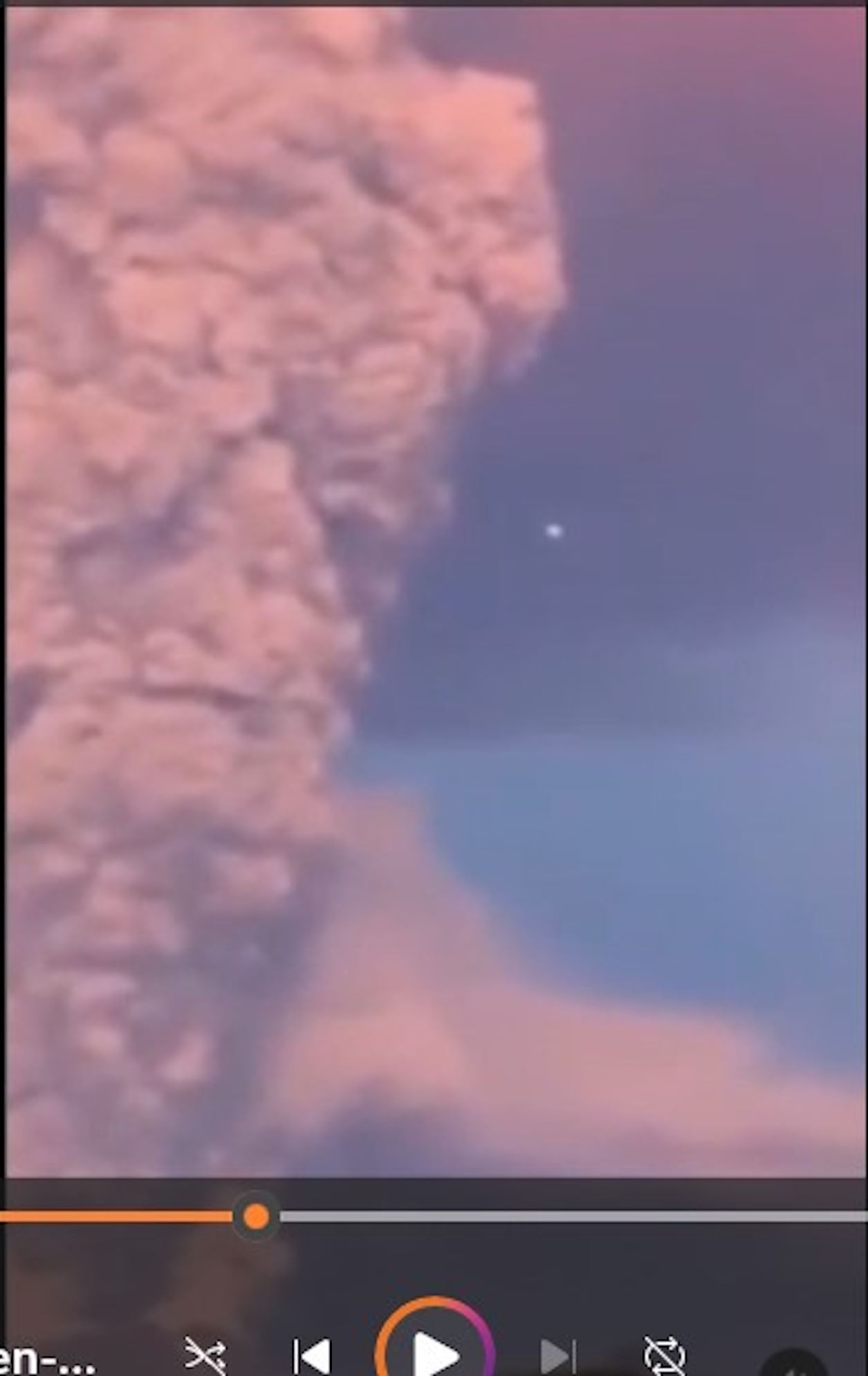 Ovni aparece en la erupción del volcán Calbuco en Chile